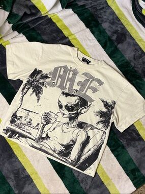 Mixed Emotion Graphic Alien Beach Men’s Short Sleeve Tee - Cream/Black Size L